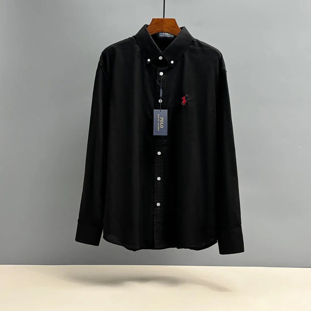 P210 Ralph Lauren/Ralph Lauren early autumn linen embroidered shirt is made of customized natural plant fiber linen fabric with unique bamboo texture and has a simple and simple beauty. It has a loose fit and a three-dimensional upper body. The lines are smooth and natural. From the shoulder line to the waist line and then to the hem, the line transition is smooth. There are no unnecessary folds or accumulations. The whole body is neat and stretched. The chest is embellished with the iconic pony embroidery. It is simple but highly recognizable. The embroidery thread has a natural color transition and the stitches are even and uniform in size. The stitches can also connect naturally and the lines are smooth and not stiff. Size: S M L XL